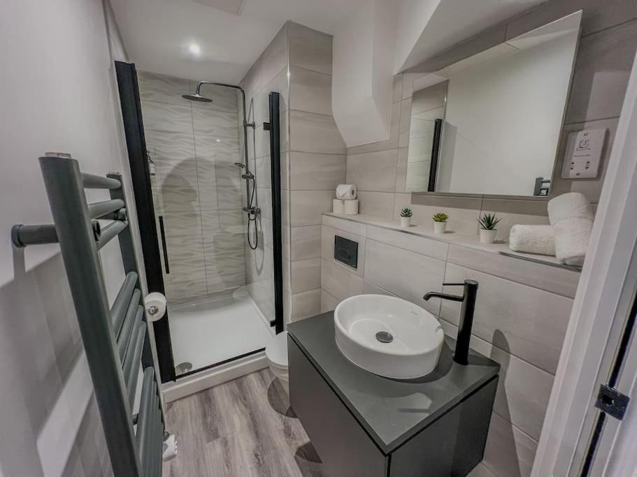 Orange Rentals-High Spec, Midnight Suite, Sleeps 4-Pets Welcome! Liverpool Exterior photo